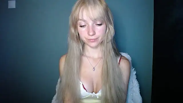 Snapshot of LuciaYoung chatting on September 13, 2025, 6:40 pm LuciaYoung online show from September 13, 2025, 6:40 pm