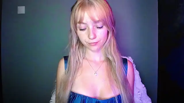 Snapshot of LuciaYoung chatting on September 17, 2025, 6:31 pm LuciaYoung online show from September 17, 2025, 6:31 pm
