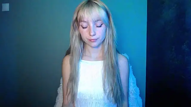Snapshot of LuciaYoung chatting on September 21, 2025, 7:26 pm LuciaYoung online show from September 21, 2025, 7:26 pm