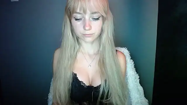 Snapshot of LuciaYoung chatting on September 24, 2025, 6:33 pm LuciaYoung online show from September 24, 2025, 6:33 pm