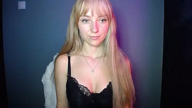 Snapshot of LuciaYoung chatting on September 25, 2025, 6:55 pm LuciaYoung online show from September 25, 2025, 6:55 pm