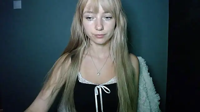 Snapshot of LuciaYoung chatting on September 26, 2025, 7:01 am LuciaYoung online show from September 26, 2025, 7:01 am