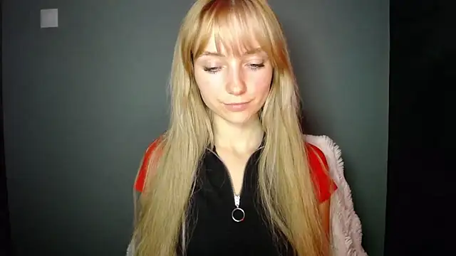 Snapshot of LuciaYoung chatting on September 27, 2025, 7:19 pm LuciaYoung online show from September 27, 2025, 7:19 pm