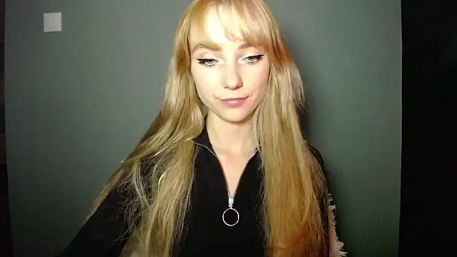 Snapshot of LuciaYoung chatting on October 1, 2025, 6:14 pm LuciaYoung online show from October 1, 2025, 6:14 pm