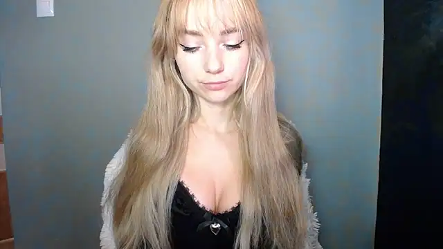Snapshot of LuciaYoung chatting on October 2, 2025, 6:31 am LuciaYoung online show from October 2, 2025, 6:31 am
