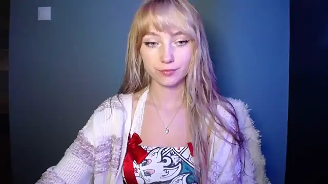 Snapshot of LuciaYoung chatting on October 4, 2025, 6:17 pm LuciaYoung online show from October 4, 2025, 6:17 pm