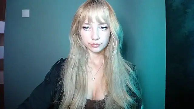 Snapshot of LuciaYoung chatting on October 7, 2025, 6:32 am LuciaYoung online show from October 7, 2025, 6:32 am