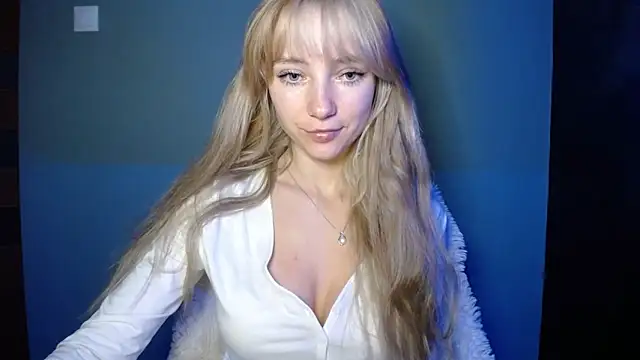 Snapshot of LuciaYoung chatting on October 11, 2025, 5:28 am LuciaYoung online show from October 11, 2025, 5:28 am