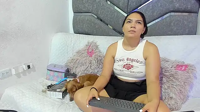 Latinos couples online show from November 22, 2025, 4:11 am