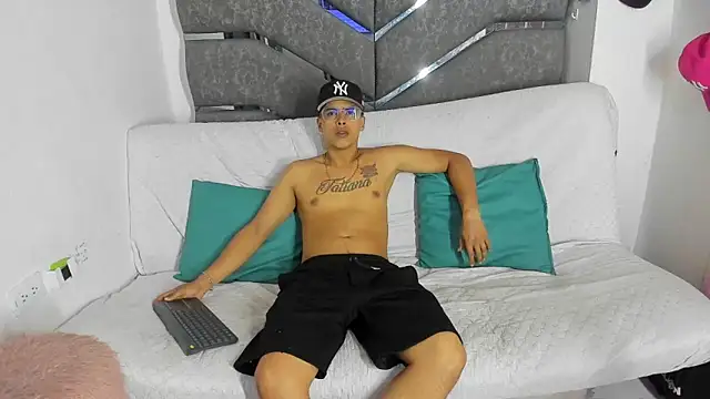 Latinos couples online show from January 7, 2026, 12:46 am