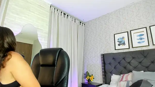 emma  smith1 online show from February 6, 2025, 1:54 pm