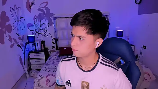 Snapshot of Niicky1_ chatting on December 13, 2024, 8:26 pm Niicky1  online show from December 13, 2024, 8:26 pm