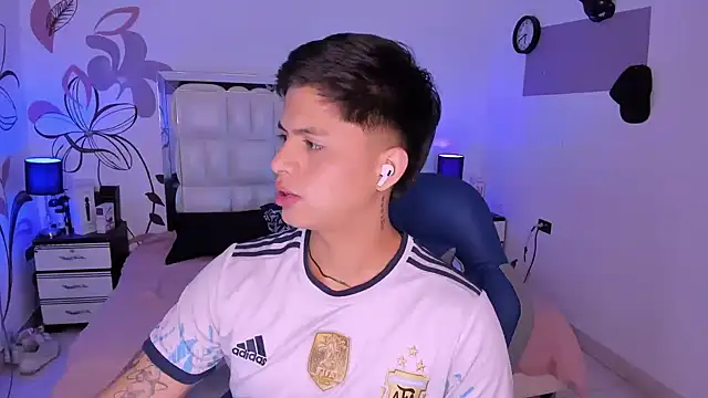 Snapshot of Niicky1_ chatting on December 18, 2024, 8:47 pm Niicky1  online show from December 18, 2024, 8:47 pm