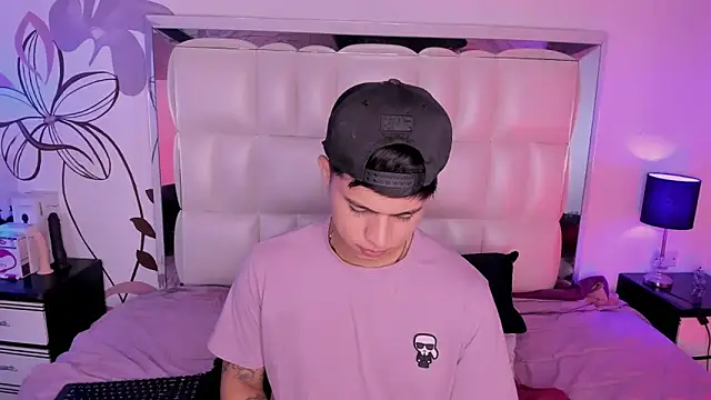 Snapshot of Niicky1_ chatting on December 21, 2024, 12:42 am Niicky1  online show from December 21, 2024, 12:42 am