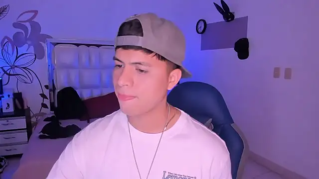 Snapshot of Niicky1_ chatting on January 3, 2025, 8:43 pm Niicky1  online show from January 3, 2025, 8:43 pm