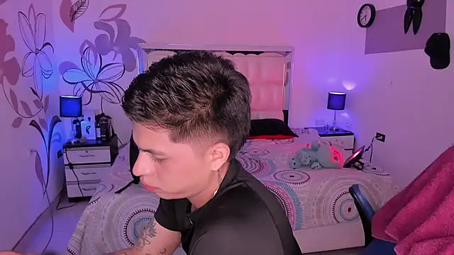 Snapshot of Niicky1_ chatting on February 10, 2025, 9:15 pm Niicky1  online show from February 10, 2025, 9:15 pm