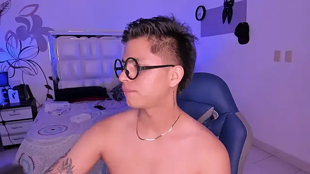 Snapshot of Niicky1_ chatting on February 13, 2025, 12:35 am Niicky1  online show from February 13, 2025, 12:35 am