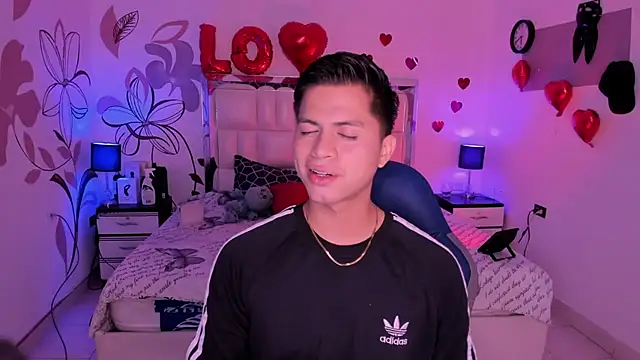 Snapshot of Niicky1_ chatting on February 16, 2025, 8:33 pm Niicky1  online show from February 16, 2025, 8:33 pm