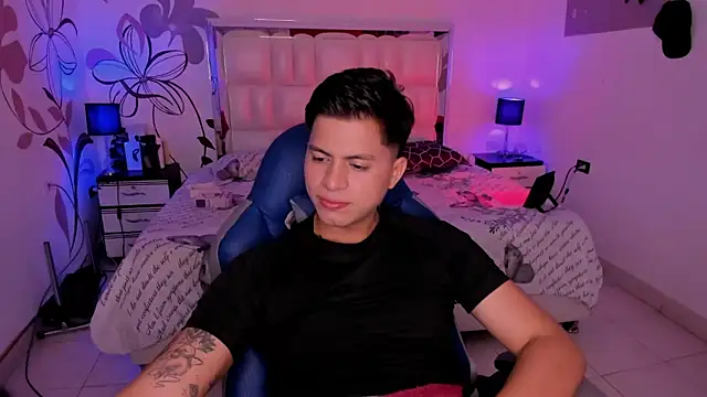 Snapshot of Niicky1_ chatting on February 19, 2025, 8:52 pm Niicky1  online show from February 19, 2025, 8:52 pm