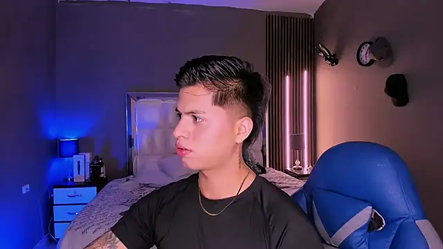 Snapshot of Niicky1_ chatting on March 18, 2025, 9:10 pm Niicky1  online show from March 18, 2025, 9:10 pm