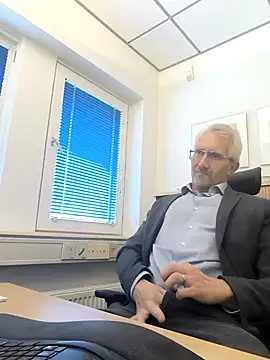 Snapshot of tom-swede chatting on October 9, 2025, 2:37 pm tom-swede online show from October 9, 2025, 2:37 pm