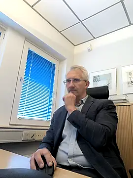 Snapshot of tom-swede chatting on October 10, 2025, 2:05 pm tom-swede online show from October 10, 2025, 2:05 pm