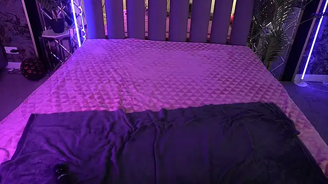 RosieMoons online show from November 16, 2025, 8:25 pm