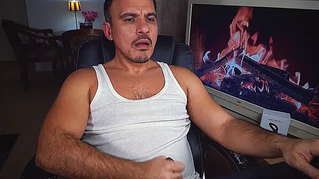 Snapshot of officeman7 chatting on December 11, 2024, 5:15 pm officeman7 online show from December 11, 2024, 5:15 pm