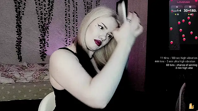 strawberry elfcat online show from April 24, 2026, 2:14 am