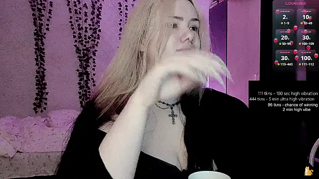 strawberry elfcat online show from June 11, 2026, 2:11 am