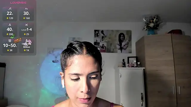 VeronikaOlsen online show from October 14, 2025, 1:06 am