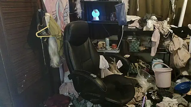 Ombeline1 online show from December 17, 2025, 7:09 pm