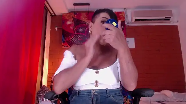 Snapshot of Khatalina_hott chatting on January 21, 2025, 2:11 am Khatalina hott online show from January 21, 2025, 2:11 am