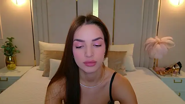 BellaHalles online show from November 30, 2025, 5:44 am