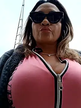 Snapshot of Afroditecash chatting on November 5, 2025, 5:57 pm Afroditecash online show from November 5, 2025, 5:57 pm