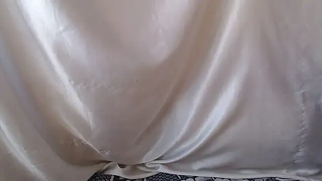 Burberrry  online show from December 5, 2025, 10:02 am