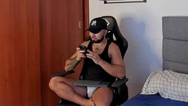 Snapshot of ethaanjones chatting on November 24, 2025, 8:19 pm ethaanjones online show from November 24, 2025, 8:19 pm