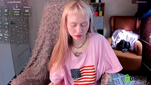 Snapshot of MalenaErnman chatting on April 12, 2026, 10:42 am MalenaErnman online show from April 12, 2026, 10:42 am