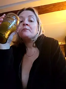 Snapshot of lady_charlyne chatting on January 8, 2025, 8:38 am lady charlyne online show from January 8, 2025, 8:38 am