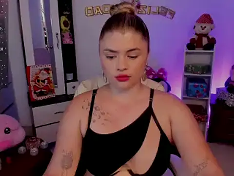 chloejones   online show from December 10, 2024, 9:43 pm