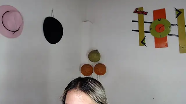 Snapshot of Chantal_hott chatting on April 20, 2026, 9:27 pm Chantal hott online show from April 20, 2026, 9:27 pm