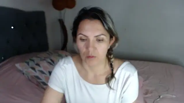 Snapshot of Chantal_hott chatting on April 28, 2026, 2:27 am Chantal hott online show from April 28, 2026, 2:27 am