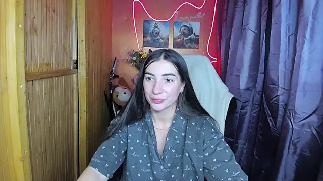 Fiery Brunette  online show from December 24, 2024, 9:00 pm