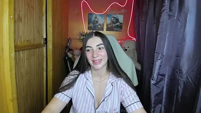 Fiery Brunette  online show from February 10, 2025, 9:04 pm