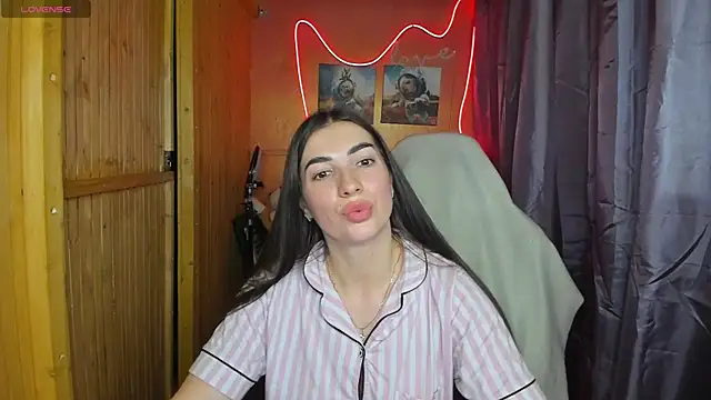 Fiery Brunette  online show from February 18, 2025, 6:58 pm