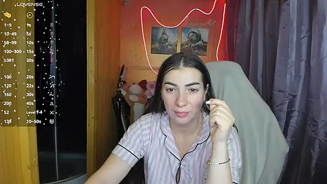 Fiery Brunette  online show from March 3, 2025, 4:14 am