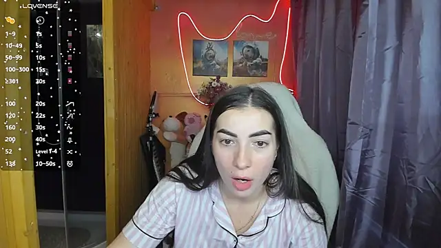 Fiery Brunette  online show from March 20, 2025, 5:24 am