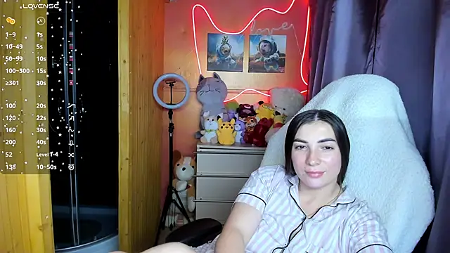 Fiery Brunette  online show from September 14, 2025, 5:12 pm