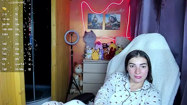 Fiery Brunette  online show from October 9, 2025, 1:20 pm