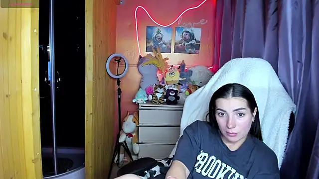 Fiery Brunette  online show from March 11, 2026, 4:13 pm